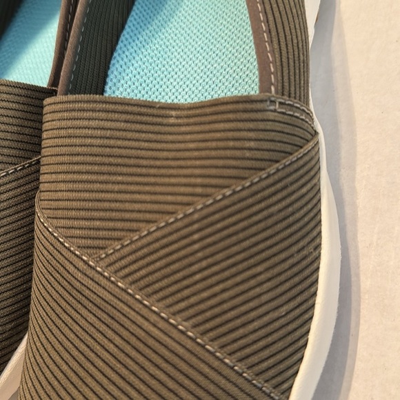 L.L  Bean Women's Green Back Cove Slip-Ons Size 8 - Picture 10 of 12